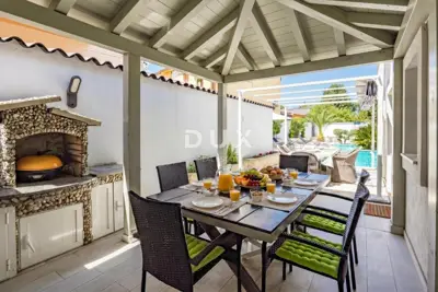 Haus 160 m², Štinjan - Pool und gepflegter Garten - 4