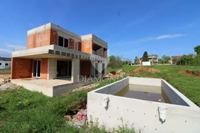 Kuća 155 m², Labin - bazen i okućnica