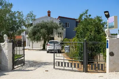 House 256 m², Duga Uvala - pool and quiet location - 17