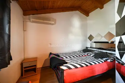 Istra, Novigrad - kuća s 2 stana i garažom - 11