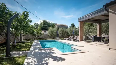 Kuća 654 m², Marčana - grijani bazen i privatnost - 2