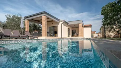 Kuća 654 m², Marčana - grijani bazen i privatnost - 14