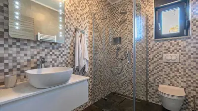 Kuća 654 m², Marčana - grijani bazen i privatnost - 12