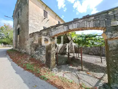 Steinhäuser in Reihe 460 m², Oprtalj - ruhige Lage