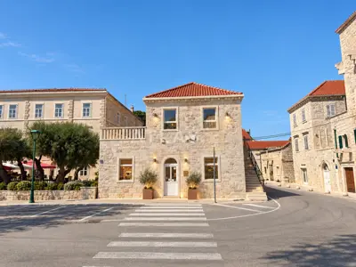 Povijesna građevina, Pučišća na Braču, 298 m² i terasa 53 m²