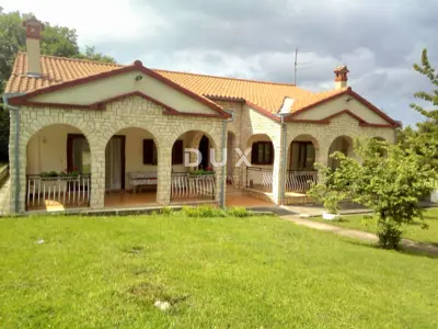 Haus 300 m², Rovinj - zwei Wohneinheiten und Hof