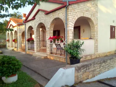 House 300 m², Rovinj - two residential units and yard - 3