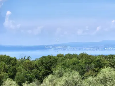 Građevinsko zemljište 2.100 m², Malinska - djelomičan pogled na more - 2