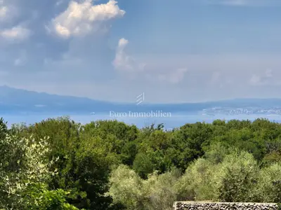 Građevinsko zemljište 2.100 m², Malinska - djelomičan pogled na more