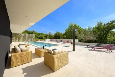 Vila 300 m², Grožnjan - bazen i panoramski pogled - 19