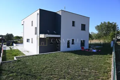 Luksuzan dvoetažni stan s 3 spavaće sobe, bazenom i pogledom na more,