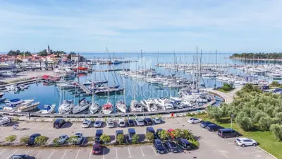 Apartment 92 m², Novigrad - sea view and terrace