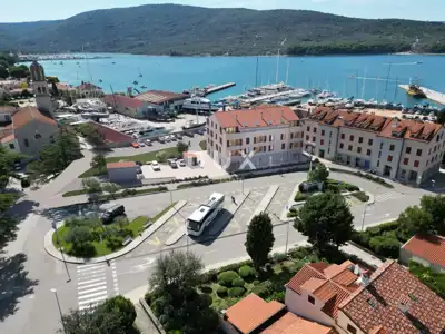 Apartment 75 m², Cres - strict center, 50 m from the sea