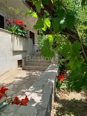 Kastel Luksic, Einfamilienhaus und rd. 3.000 m² Land - 3