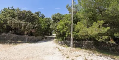 Prodajemo zemljište površine 517 m² s legaliziranim objektom, pokraj Duge Uvale