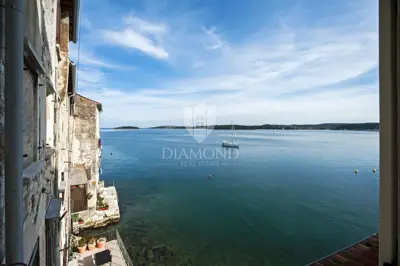 Rovinj, three attractive apartments in the first row to the sea