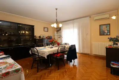 Pula, house with commercial space and two apartments! - 4
