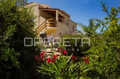 Mediteranska kuća s dva odvojena stana i panoramskim pogledom – Rukavac, otok Vi