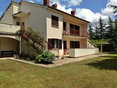 House with a large yard in the surroundings of Poreč!