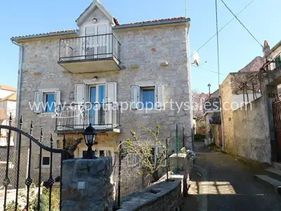 Kuća 200 m², Otok Brač - renovirana kamena kuća