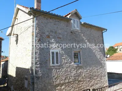 Kuća 200 m², Otok Brač - renovirana kamena kuća - 2