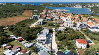 Kuća u Banjolama, bazen 27 m² i uređena okućnica