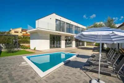 Kuća 170 m², Krk - moderna kuća s bazenom