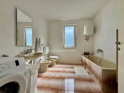 Kuća s tri stambene jedinice – okolica Labina - 11