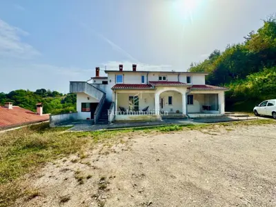 Kuća s tri stambene jedinice – okolica Labina - 21