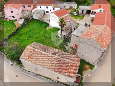 Kamena kuća, Žminj - velika okućnica i pomoćni objekt