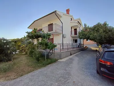 Kuća u Loparu na Rabu, 3 apartmana i terasa