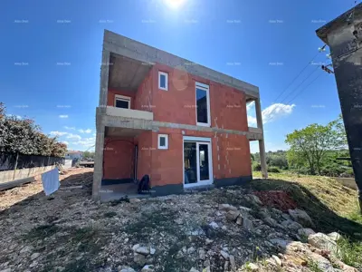 Umag. Wir verkaufen ein Doppelhaus im Rohbauzustand.