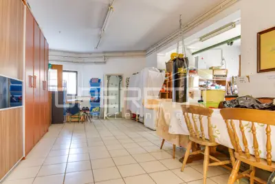 Kuća 298 m², Lug Samoborski - mirna okućnica i privatnost - 21
