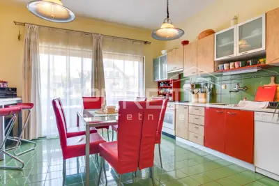 Kuća 298 m², Lug Samoborski - mirna okućnica i privatnost - 10