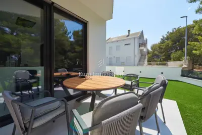 Vila 370 m², Čiovo - grijani bazen i vrt - 7