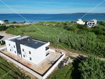 ZADAR, PRIVLAKA - Wohnung im ersten Stock 150 Meter vom Meer entfernt NEUBAU