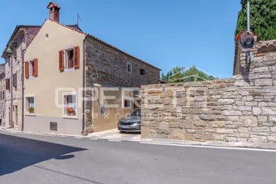 House 212 m², Buje - stone house in the center - 2