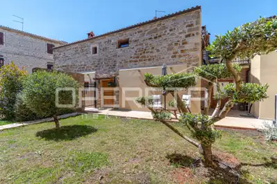 House 212 m², Buje - stone house in the center
