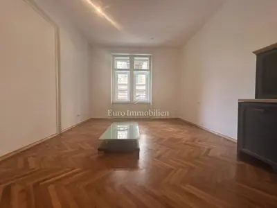 Apartment 81 m², Rijeka Centar - elegant layout and high ceilings