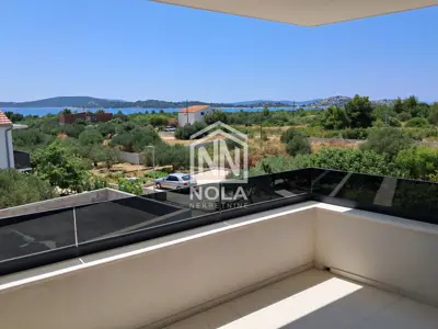 Vodice prostran stan na i. katu s terasom i dva parkirna mjesta, 350 - 7