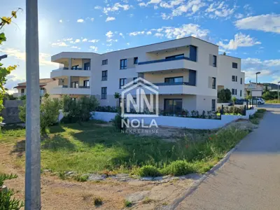 Vodice prostran stan na i. katu s terasom i dva parkirna mjesta, 350