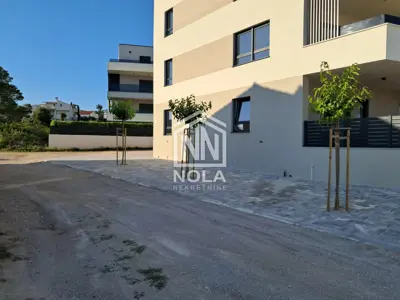 Vodice prostran stan na i. katu s terasom i dva parkirna mjesta, 350 - 5