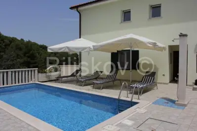 Vila 230 m², Splitska na Braču, bazen i pogled na more