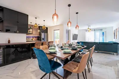 Kuća 184 m², Dobrinj - bazen i terasa - 13