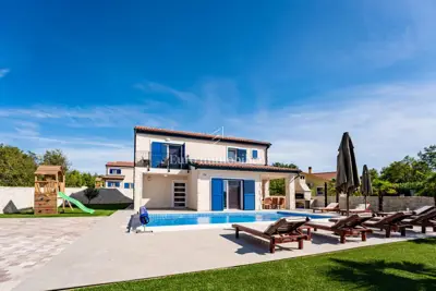 Kuća 184 m², Dobrinj - bazen i terasa