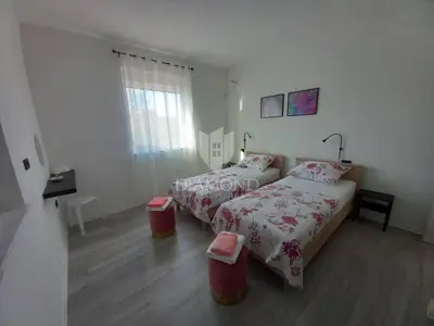 Kuća 125 m², Marčana okolica - bazen i terasa - 10