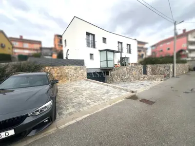 Rijeka, Zamet – Moderna novogradnja s prostranom okućnicom i garažom