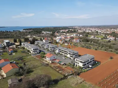 Stan, prizemlje, Štinjan - vrt i parkirno mjesto