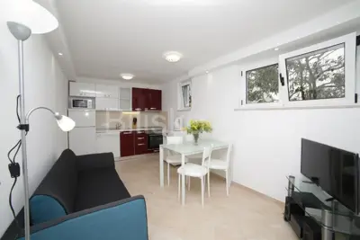 Kuća 375 m², Supetar - idealna za turističku djelatnost - 9