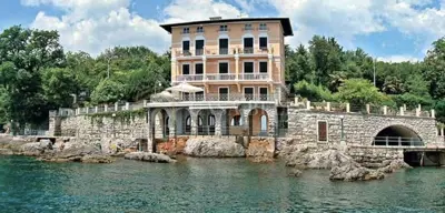 Opatija, Ičići, 140 m², 2S+DB, prekrasan stan u vili uz more